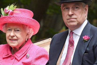 La reina Isabel II con su hijo, el príncipe Andrés, al que ayer despojó de todos sus títulos militares. EFE