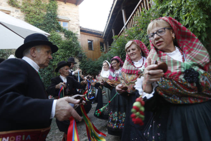 Bailes tradicionales en los patios en Santa Colomba de Somoza. JESÚS F. SALVADORES