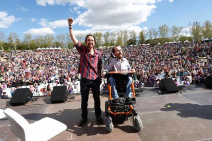 Pablo Iglesias y Pablo Echenique durante la Fiesta de Primavera que celebro Podemos hoy en un céntrico parque madrileño.