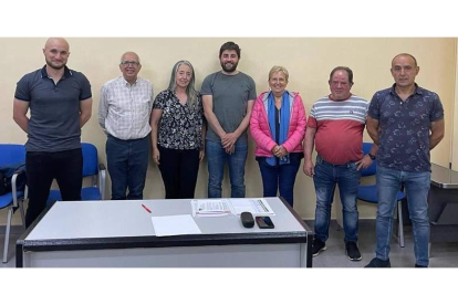 Imagen de familia de la nueva ejecutiva comarcal de los socialistas en el Órbigo. DL