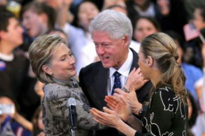 Hillary y Bill Clinton, acompañados por su hija Chelsea. Bill protagonizó el escándalo más sonado.
