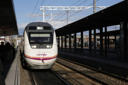 Imagen de uno de los trenes de alta velocidad entre León y Madrid