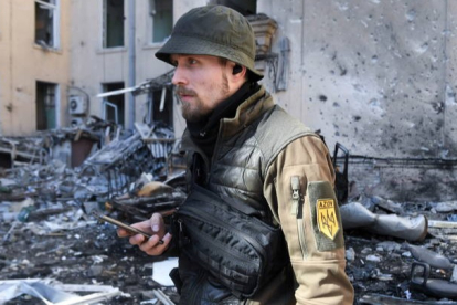 Un soldado ucraniano, en una zona bombardeada por el ejército ruso. ANDRZEJ LANGE