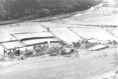 Los restos del pueblo de Láncara de Luna, sumergedidos con la construcción del pantano, aflorando en una sequía de 1970. CÉSAR