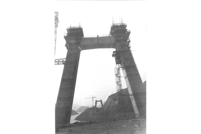El inicio de la construcción del puente. ARCHIVO