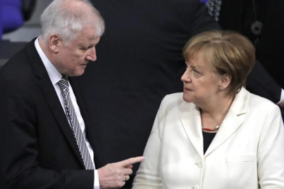 Scheehofer, junto a Merkel.