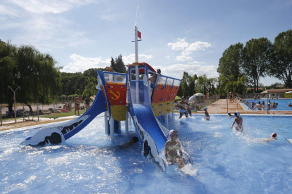 La atracción acuática del barco es santo y seña en las piscinas de Carrizo. JESÚS F. SALVADORES