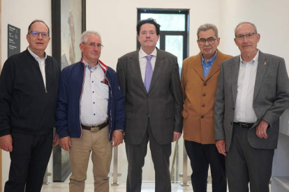 Integrantes de la junta directiva de la Asociación para la Prevención Cardiaca con el doctor García Porrero. J. NOTARIO