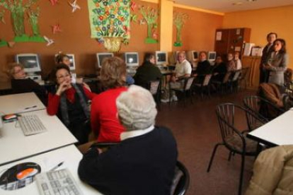 Participantes en uno de los cursos de Internet para mayores organizados por Villaquilambre