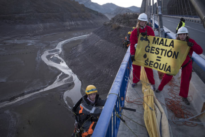 Escaladores de Greenpeace, en 2017, desplegado una pancarta de más de 1.500 metros cuadrados en el puente del embalse de Barrios de Luna. El objetivo de esta acción era denunciar la mala gestión del agua. GP