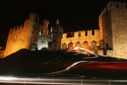 Vista nocturna del castillo de Ponferrada. L. DE LA MATA