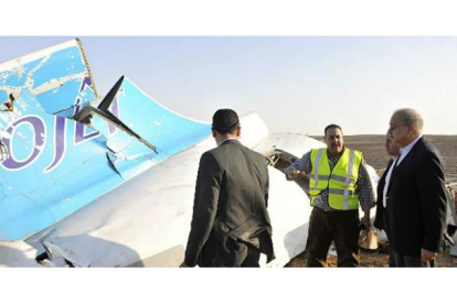 El primer ministro egipcio, Sherif Ismail, inspecciona el avión siniestro.