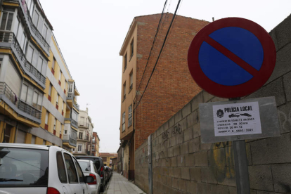 Cartel de prohibido aparcar desde mañana hasta el 20 de diciembre en Fernando I. FERNANDO OTERO