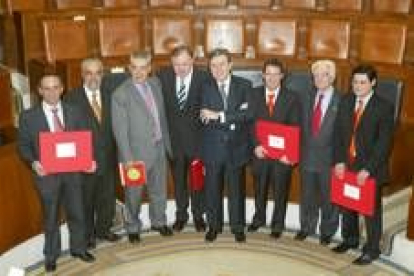 Los galardonados por la Fundación Villalar posan con el presidente de las Cortes, Fernández Santiago