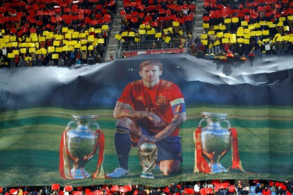 Homenaje a Sergio Ramos antes del inicio del partido de España Contra Malta en Cádiz. JULIO MUÑOZ