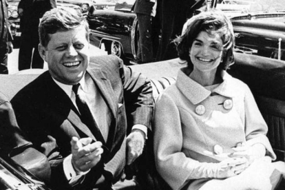 El presidente John Fitzgerald Kennedy y su mujer Jackie, horas antes de ser asesinado en Dallas.