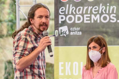 El vicepresidente y líder de Podemos junto a su candidata a lehendakari. JAVIER ZORRILLA