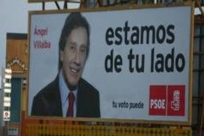 Los carteles de Villalba dicen «Tu voto puede», antes del 11 de mayo