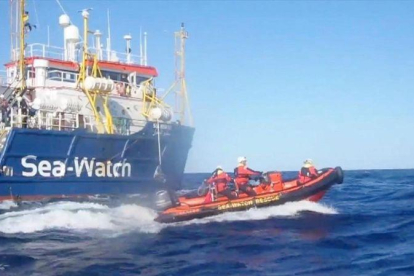 Rescate del Sea Watch 3 de 33 inmigrantes que viajaban en una patera en peligro en el Mediterráneo, el pasado sábado.