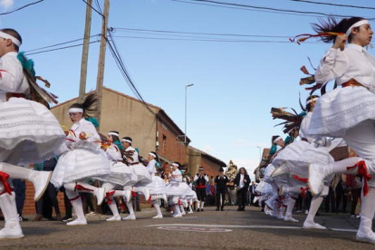 El Grupo de Danzas Virgen de las Angustias de Pobladura de Pelayo García, ayer en plena actuación en la procesión de la fiesta del Voto. J. NOTARIO