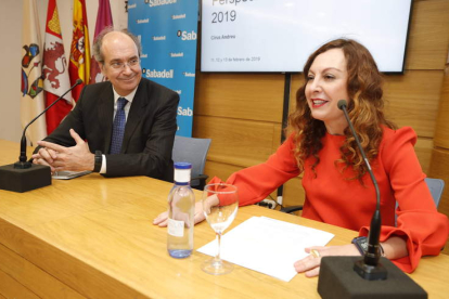 Cirus Andreu, con Cristina Santos, directora regional de Sabadell Herrero en León, ayer en el Club de Prensa de Diario de León. RAMIRO
