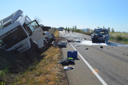 Imagen del estado en el que quedaron los dos vehículos tras el accidente. MEDINA