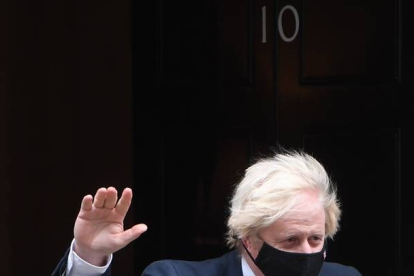 Boris Johnson sale del 10 de Downing Street. NEIL HALL