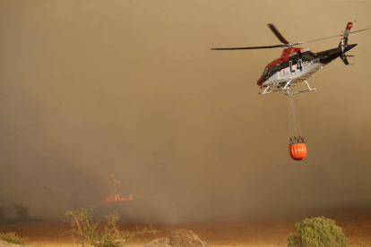Un helicóptero colabora en la extinción