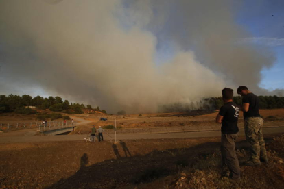 Vecinos de Villadapierna observan las llamas. RAMIRO