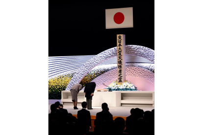 Los emperadores de  Japón ante la ofrenda en recuerdo de los fallecidos. EFE