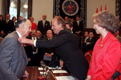 El rey  Juan Carlos concede el premio Cervantes a Camilo José Cela