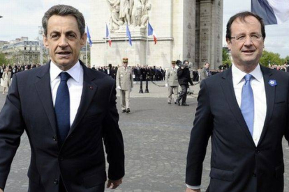 Nicolas Sarkozy, expresidente de Francia, con Francois Hollande, actual presidente del país, en el Arco del Triunfo el pasado año.