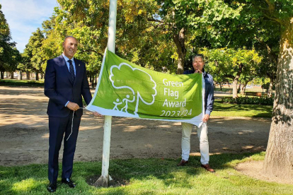 El alcalde de león, José Antonio Diez, acompañado por el concejal de Desarrollo Urbano, Luis Miguel García Copete, ha izado la nueva bandera en el parque de La Granja. ICAL