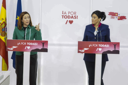 Ana Sánchez y la portavoz socialista de Economía y Hacienda, Rosa Rubio. R. GARCÍA