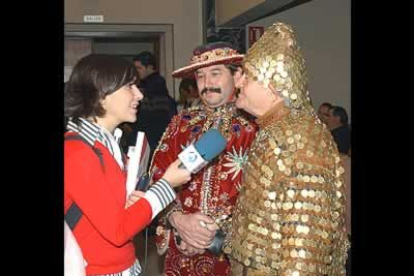 Tras las típicas curiosidades de las que se destaca este hombre vestido de monedas...