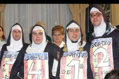 y estos cuatro jóvenes gallegos vestidos de monjas...