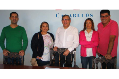 Adolfo Canedo, ayer con sus concejales del PP.