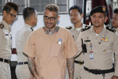 Artur Segarra (centro), a su llegada al Tribunal Criminal de Tailandia, el 4 de mayo, en Bangkok.