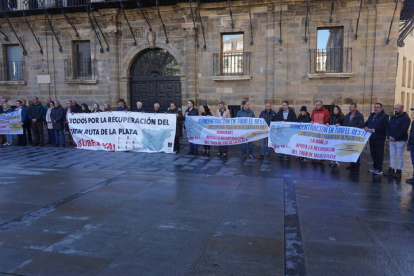 Concentración en la Plaza Mayor de Astorga por la reapertura del tren 'Ruta de la Plata', convocada por la plataforma del Corredor Oeste. J. NOTARIO