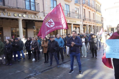 Concentración en la Plaza Mayor de Astorga por la reapertura del tren 'Ruta de la Plata', convocada por la plataforma del Corredor Oeste. J. NOTARIO