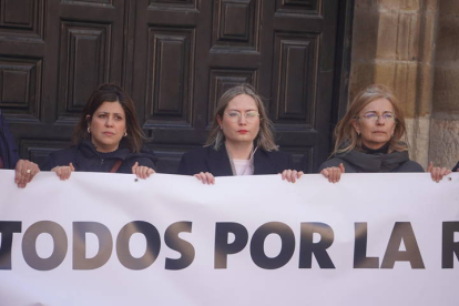 Concentración en la Plaza Mayor de Astorga por la reapertura del tren 'Ruta de la Plata', convocada por la plataforma del Corredor Oeste. J. NOTARIO