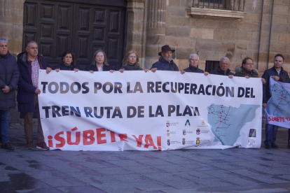 Concentración en la Plaza Mayor de Astorga por la reapertura del tren 'Ruta de la Plata', convocada por la plataforma del Corredor Oeste. J. NOTARIO