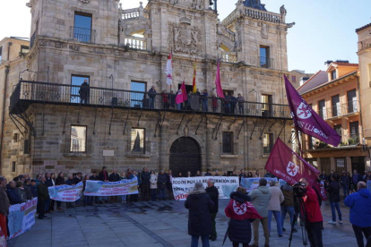 Concentración en la Plaza Mayor de Astorga por la reapertura del tren 'Ruta de la Plata', convocada por la plataforma del Corredor Oeste. J. NOTARIO