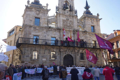 Concentración en la Plaza Mayor de Astorga por la reapertura del tren 'Ruta de la Plata', convocada por la plataforma del Corredor Oeste. J. NOTARIO