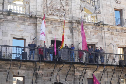 Concentración en la Plaza Mayor de Astorga por la reapertura del tren 'Ruta de la Plata', convocada por la plataforma del Corredor Oeste. J. NOTARIO