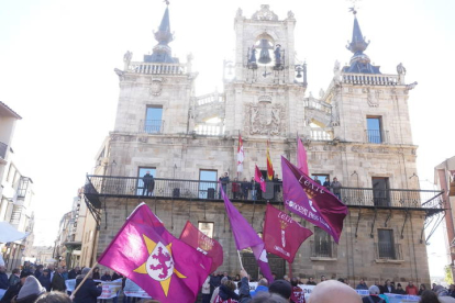 Concentración en la Plaza Mayor de Astorga por la reapertura del tren 'Ruta de la Plata', convocada por la plataforma del Corredor Oeste. J. NOTARIO