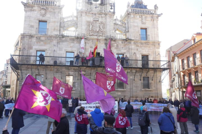 Concentración en la Plaza Mayor de Astorga por la reapertura del tren 'Ruta de la Plata', convocada por la plataforma del Corredor Oeste. J. NOTARIO