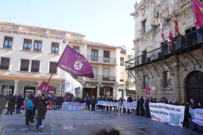 Concentración en la Plaza Mayor de Astorga por la reapertura del tren 'Ruta de la Plata', convocada por la plataforma del Corredor Oeste. J. NOTARIO