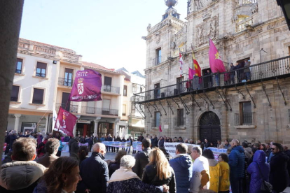 Concentración en la Plaza Mayor de Astorga por la reapertura del tren 'Ruta de la Plata', convocada por la plataforma del Corredor Oeste. J. NOTARIO