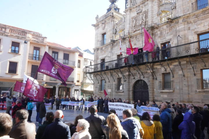 Concentración en la Plaza Mayor de Astorga por la reapertura del tren 'Ruta de la Plata', convocada por la plataforma del Corredor Oeste. J. NOTARIO